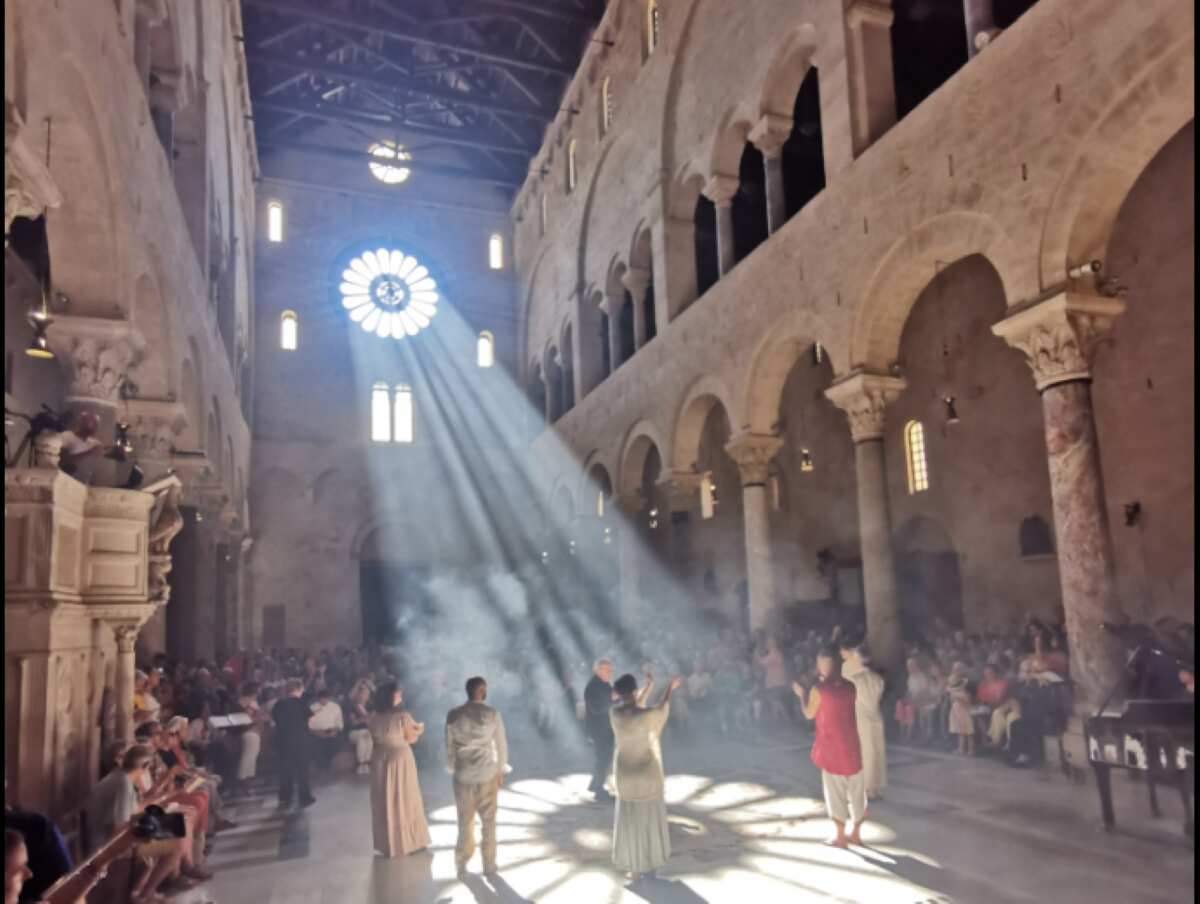 Galleria foto 'La magia del solstizio d’estate a Bari: quando la luce “dipinge” il rosone nella Cattedrale di San Sabino' - foto 1