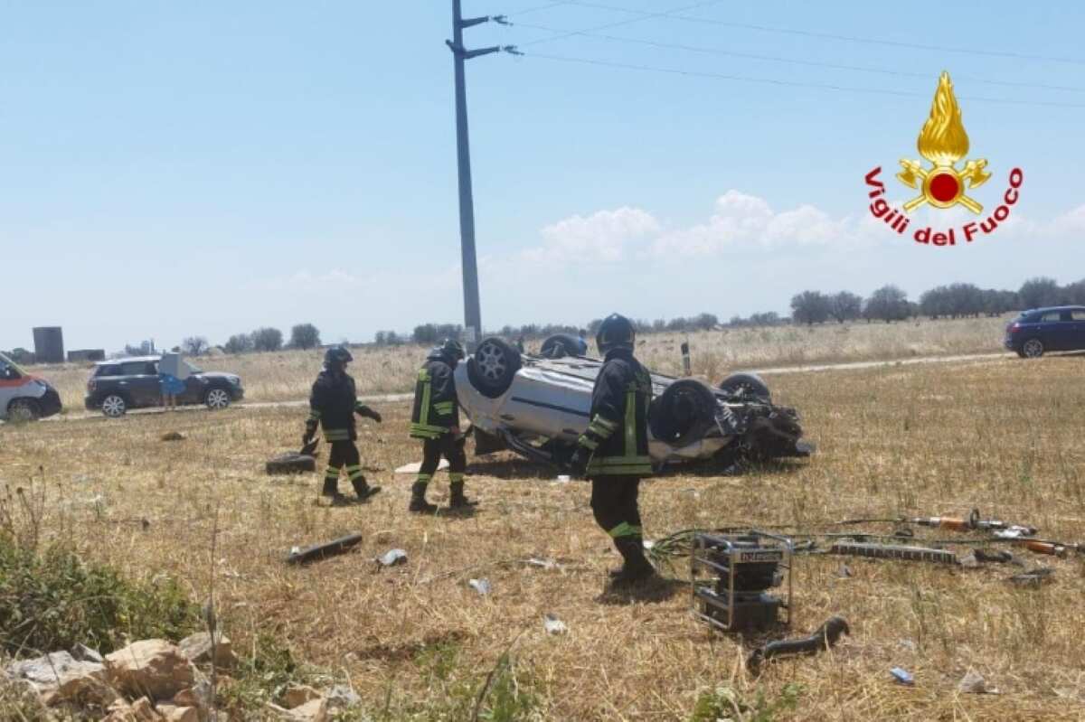 Galleria foto 'Auto fuori strada sulla Sp 57 Oria-Manduria: tre feriti soccorsi dai vigili del fuoco di Francavilla' - foto 1
