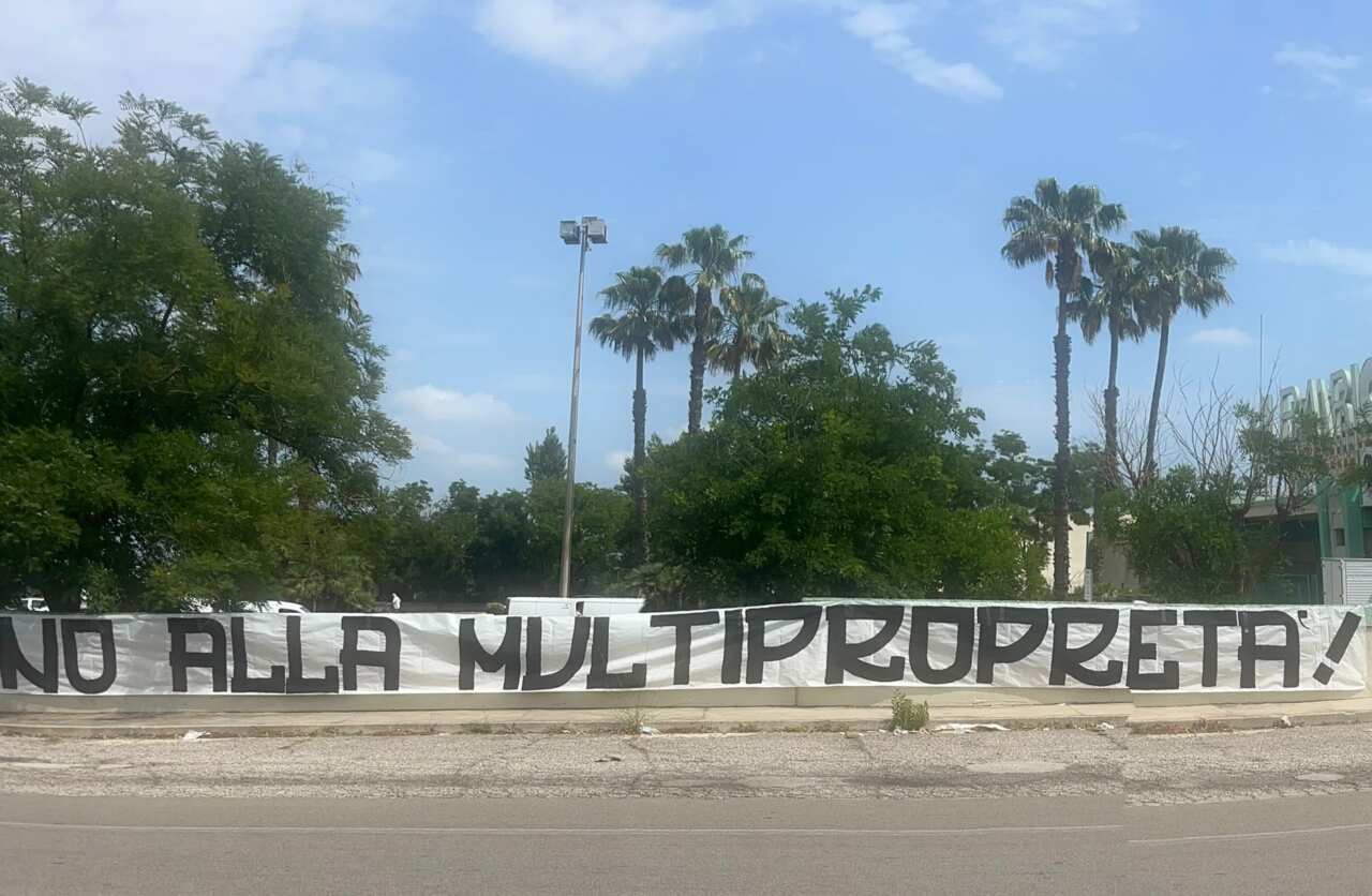 Il presidente della Figc in Puglia, i tifosi del Bari protestano contro Gravina: «Dimettiti»