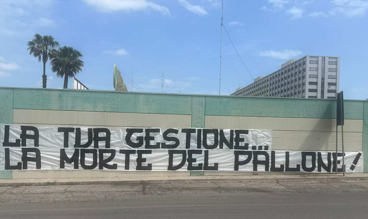 Il presidente della Figc in Puglia, i tifosi del Bari protestano contro Gravina: «Dimettiti»