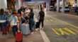 Bari, l’odissea dei turisti in attesa all’aeroporto: «Taxi abusivi e Uber troppo cari»
