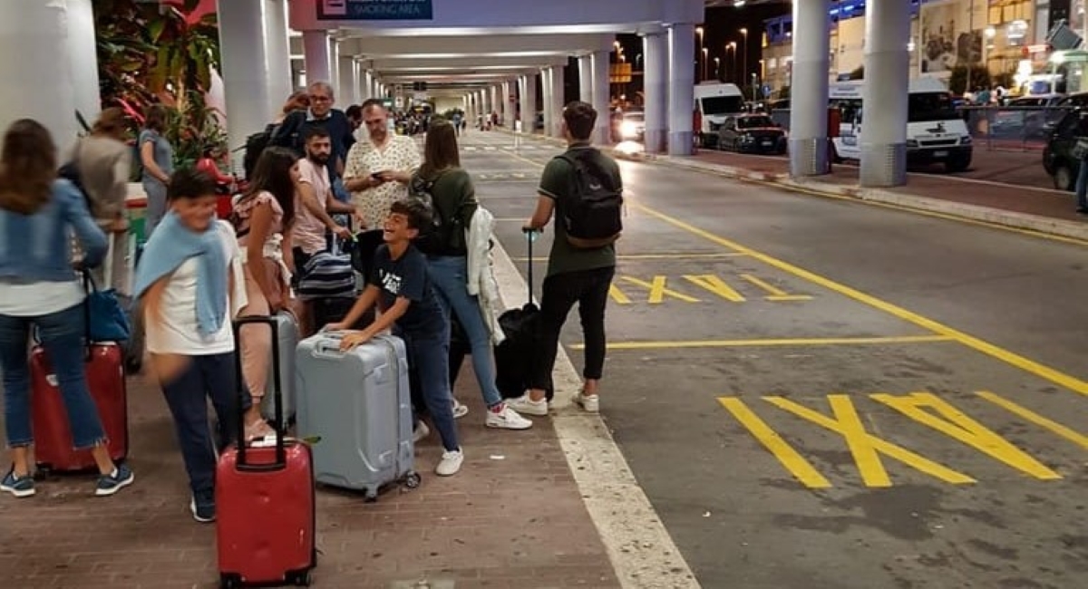 Galleria foto 'Bari, l’odissea dei turisti in attesa all’aeroporto: «Taxi abusivi e Uber troppo cari»' - foto 1