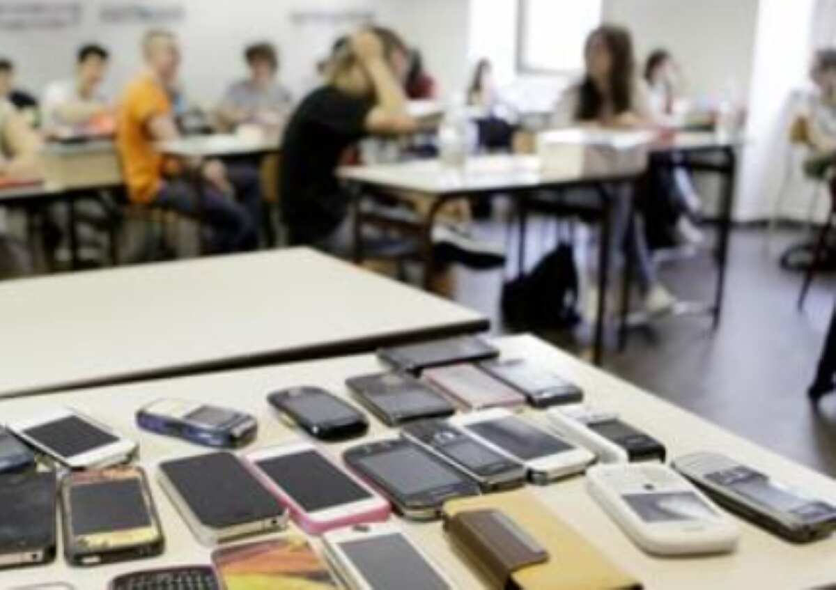 Galleria foto 'Scuola, ecco la circolare del ministro Valditara: «Stop ai cellulari in orario scolastico anche alle superiori»' - foto 1