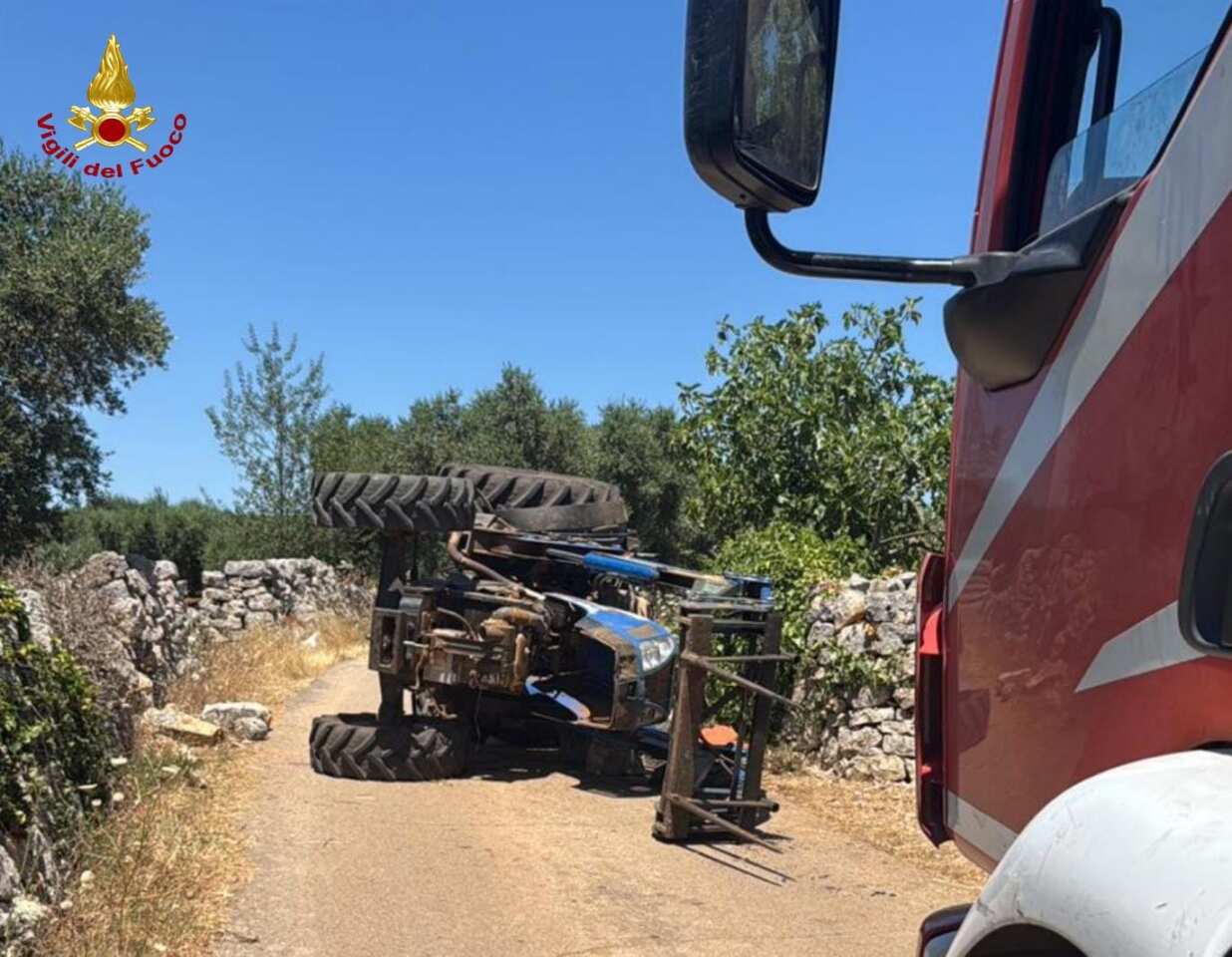 Putignano, grosso trattore si ribalta e perde una ruota: l’agricoltore resta schiacciato sotto il mezzo Putignano, grosso trattore si ribalta e perde una ruota: l’agricoltore resta schiacciato sotto il mezzo