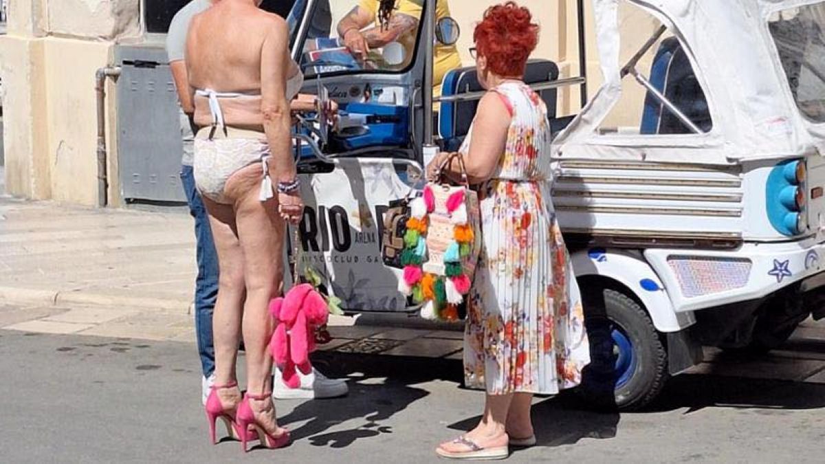 «Stop al degrado», nuova ordinanza a Gallipoli: vietato circolare in costume o a torso nudo
