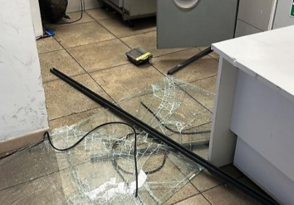 Taranto, vandali in azione all’interno del porto: distrutto il terminal di Kyma Mobilità Taranto, vandali in azione all’interno del porto: distrutto il terminal di Kyma Mobilità