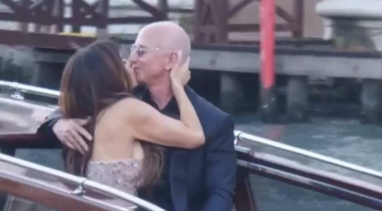 Jeff Bezos e Lauren Sanchez salutano Venezia tra feste esclusive, proteste e grande spettacolo Jeff Bezos e Lauren Sanchez salutano Venezia tra feste esclusive, proteste e grande spettacolo
