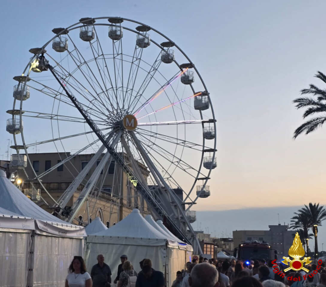 Galleria foto 'Molfetta, guasto alla ruota panoramica: nonno e nipotina bloccati a 20 metri d’altezza – FOTO' - foto 4