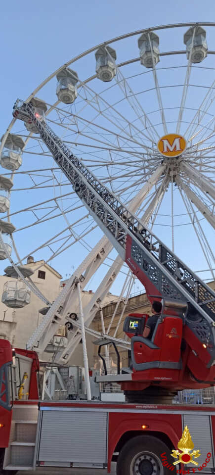 Galleria foto 'Molfetta, guasto alla ruota panoramica: nonno e nipotina bloccati a 20 metri d’altezza – FOTO' - foto 1