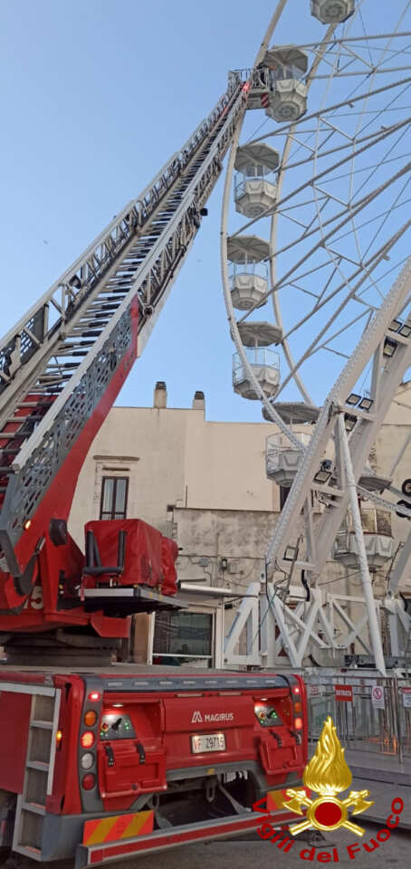 Galleria foto 'Molfetta, guasto alla ruota panoramica: nonno e nipotina bloccati a 20 metri d’altezza – FOTO' - foto 2