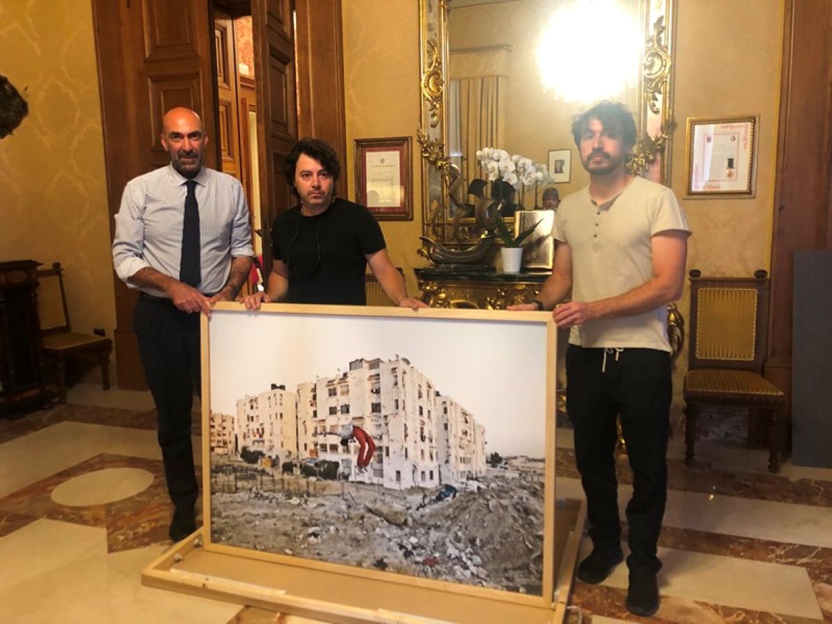Gaza, a Palazzo di Città a Bari una foto scattata a Khan Younis: «L’arte è un atto politico» Gaza, a Palazzo di Città a Bari una foto scattata a Khan Younis: «L’arte è un atto politico»