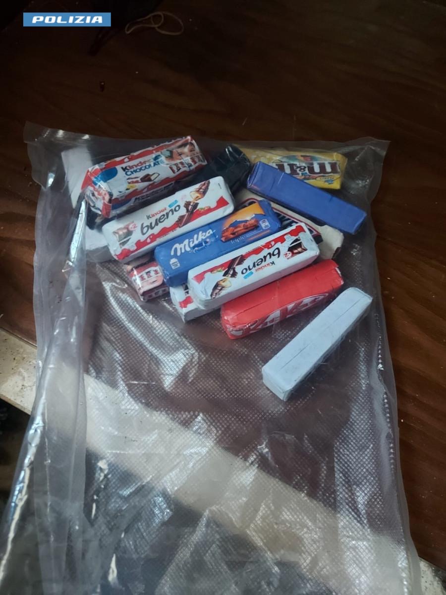 Galleria foto 'Maxi blitz in Salento, 78 kg di droga e un ordigno in casa con bimbi: tre arresti a Racale – VIDEO' - foto 1