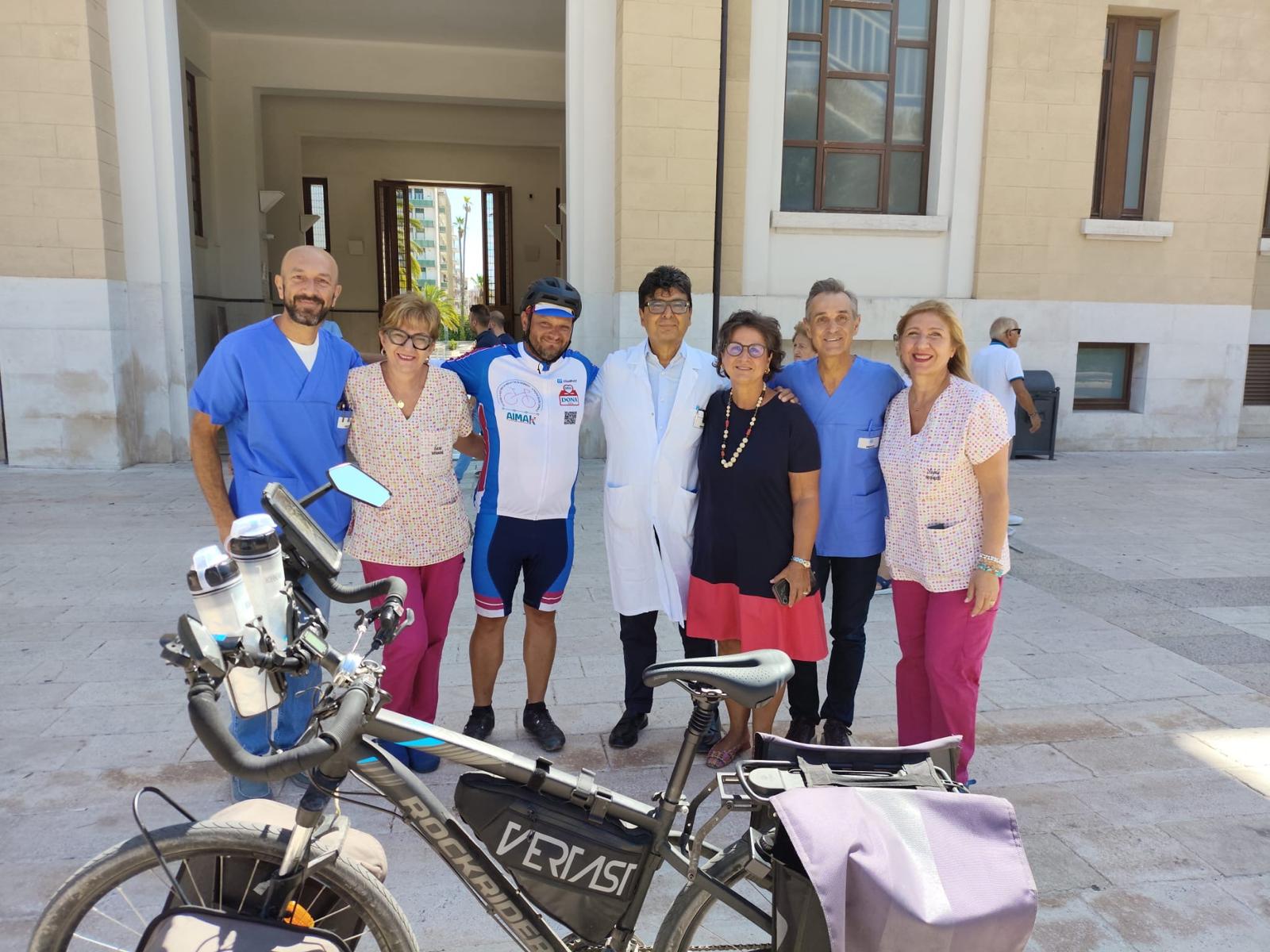 Galleria foto 'Da Torino a Bari in bici per la lotta alla malattia di Kennedy: al Policlinico l’ultima tappa del tour di Aimak' - foto 1