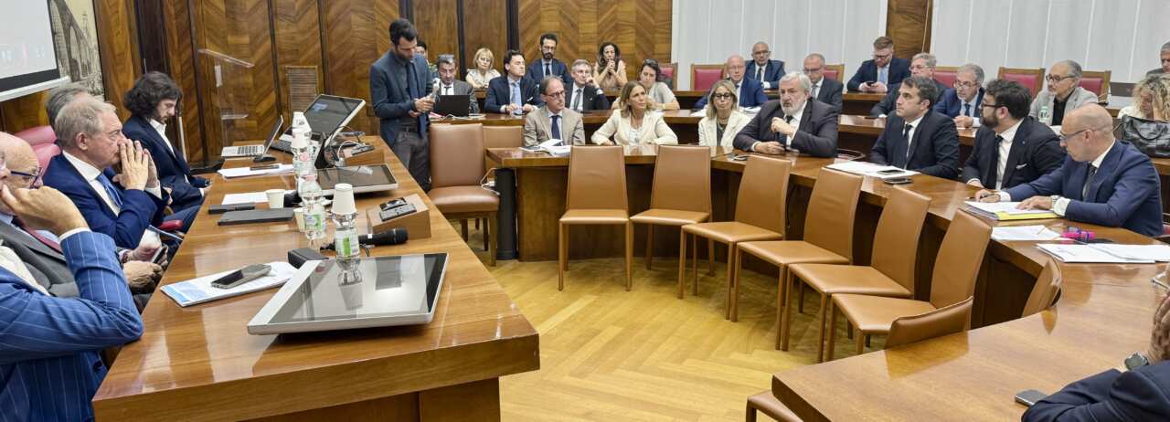 Galleria foto 'Ex Ilva, Emiliano: «Orizzonte difficile, nessuno fa sentire la sua vicinanza al sindaco di Taranto»' - foto 1