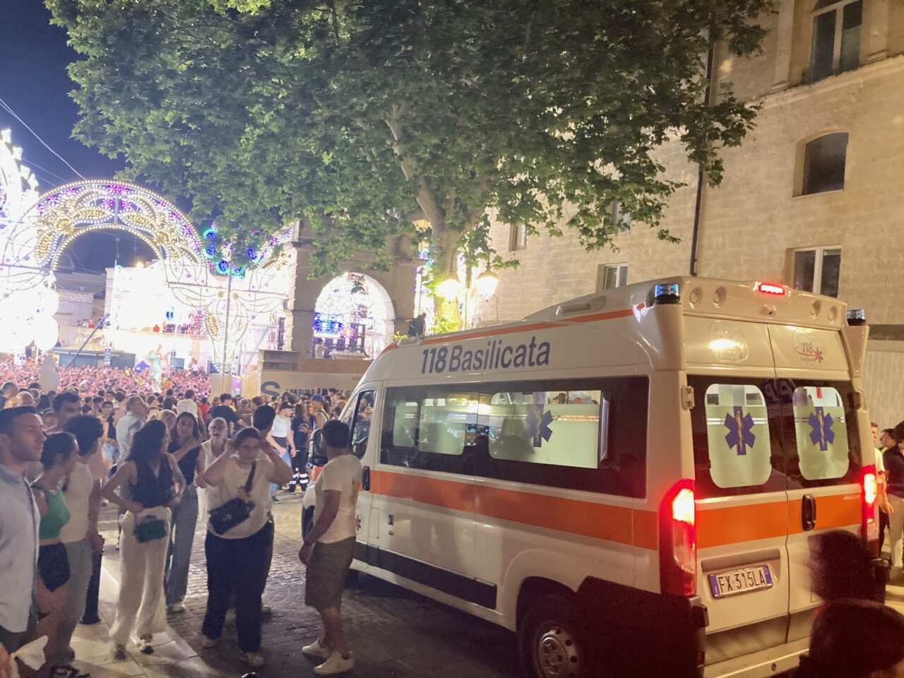 Galleria foto 'Matera, oltre 120mila persone alla Festa della Bruna: sette feriti nell’assalto al Carro' - foto 1