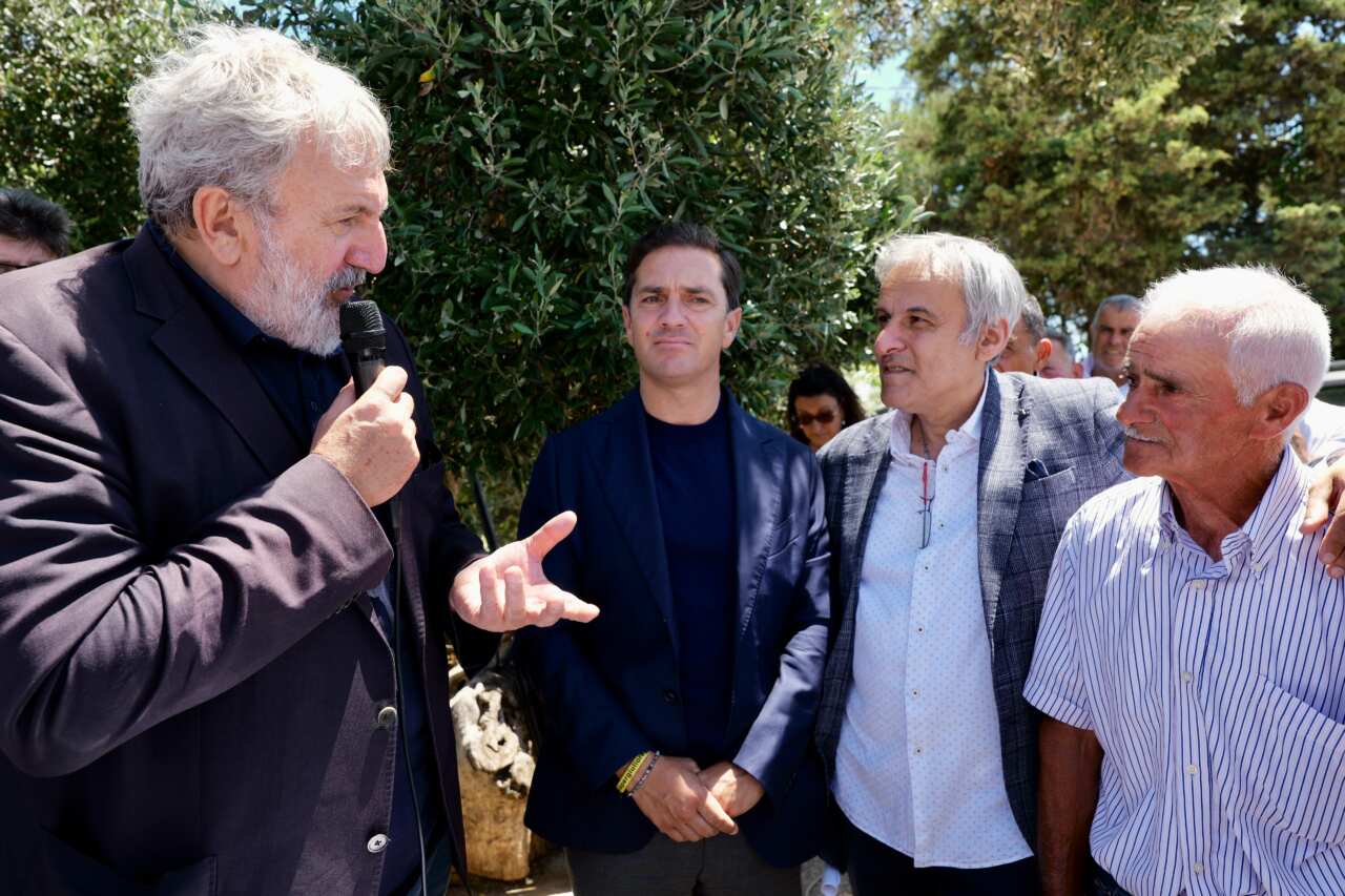 Galleria foto 'Puglia, Emiliano incontra coltivatori e allevatori: «Fondamentale l’associazionismo in agricoltura» – VIDEO' - foto 7