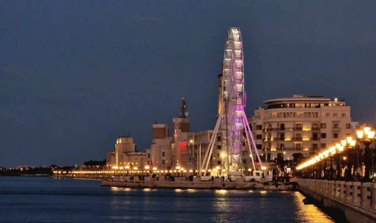 Bari vista dall’alto, riapre la ruota panoramica in largo Giannella: sarà operativa fino a dicembre Bari vista dall’alto, riapre la ruota panoramica in largo Giannella: sarà operativa fino a dicembre