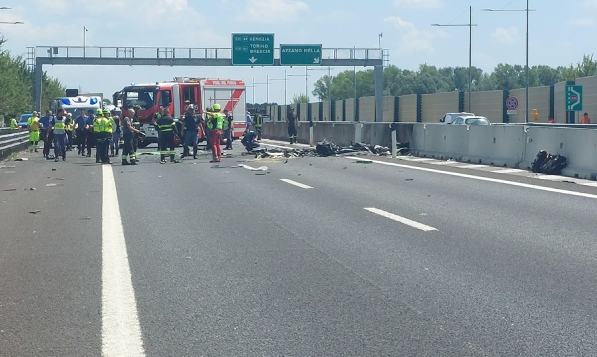 Galleria foto 'Brescia, ultraleggero precipita sulla A21: morti due passeggeri a bordo, illesi due automobilisti' - foto 1