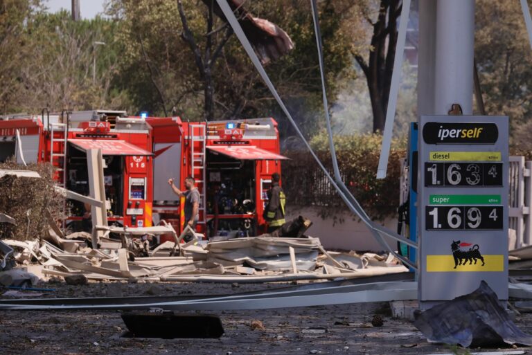 Roma, esplosione in un deposito di gas: almeno 37 feriti, due gravi. Chiusa la metro Teano Roma, esplosione in un deposito di gas: almeno 37 feriti, due gravi. Chiusa la metro Teano
