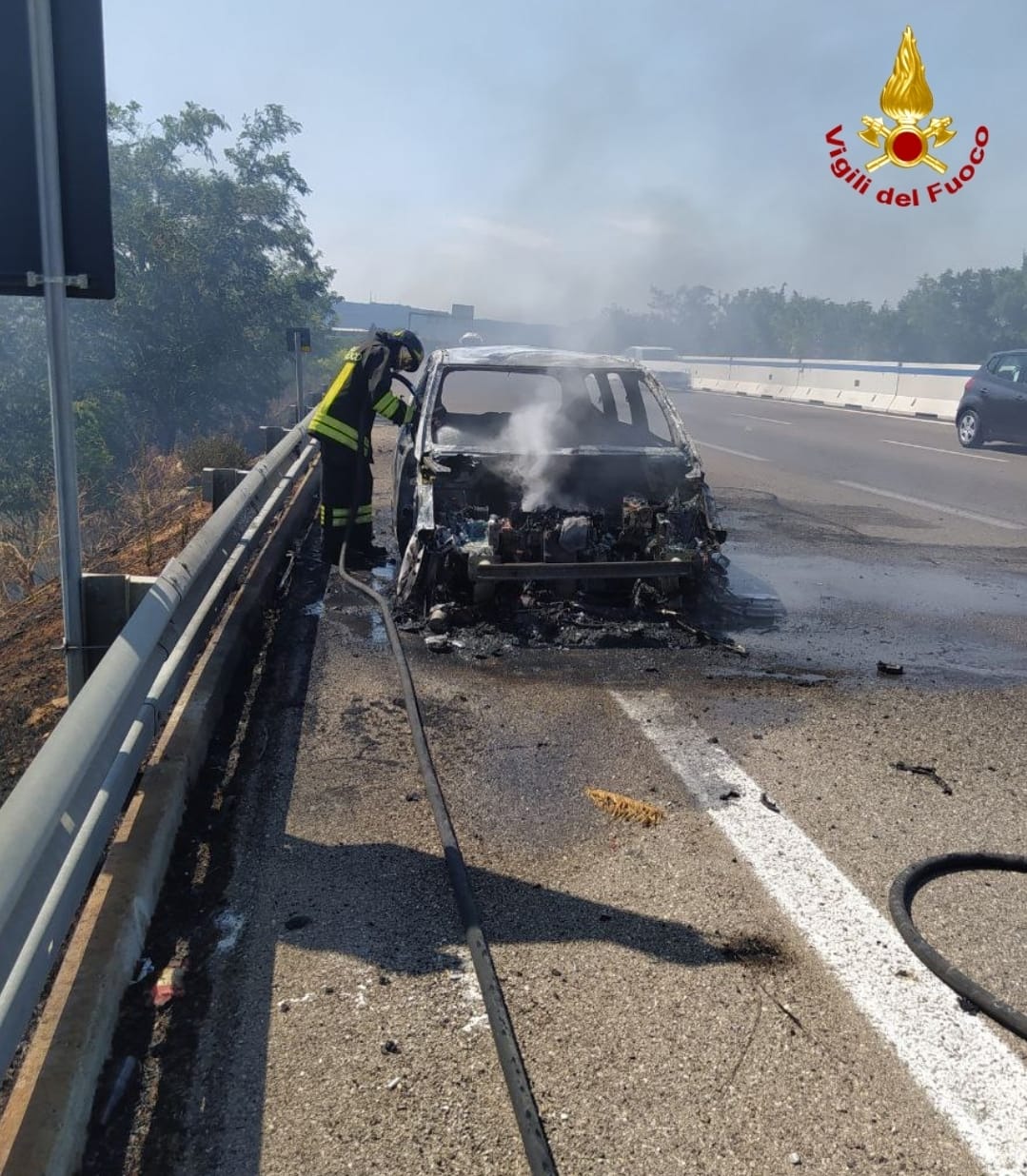 Galleria foto 'Auto in fiamme a Fasano e Cellino San Marco, doppio intervento dei vigili del fuoco – FOTO' - foto 3