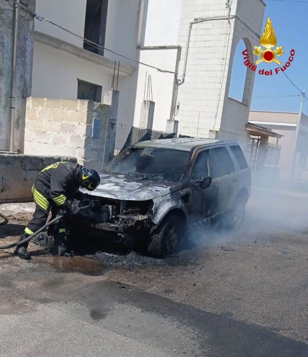 Galleria foto 'Auto in fiamme a Fasano e Cellino San Marco, doppio intervento dei vigili del fuoco – FOTO' - foto 2