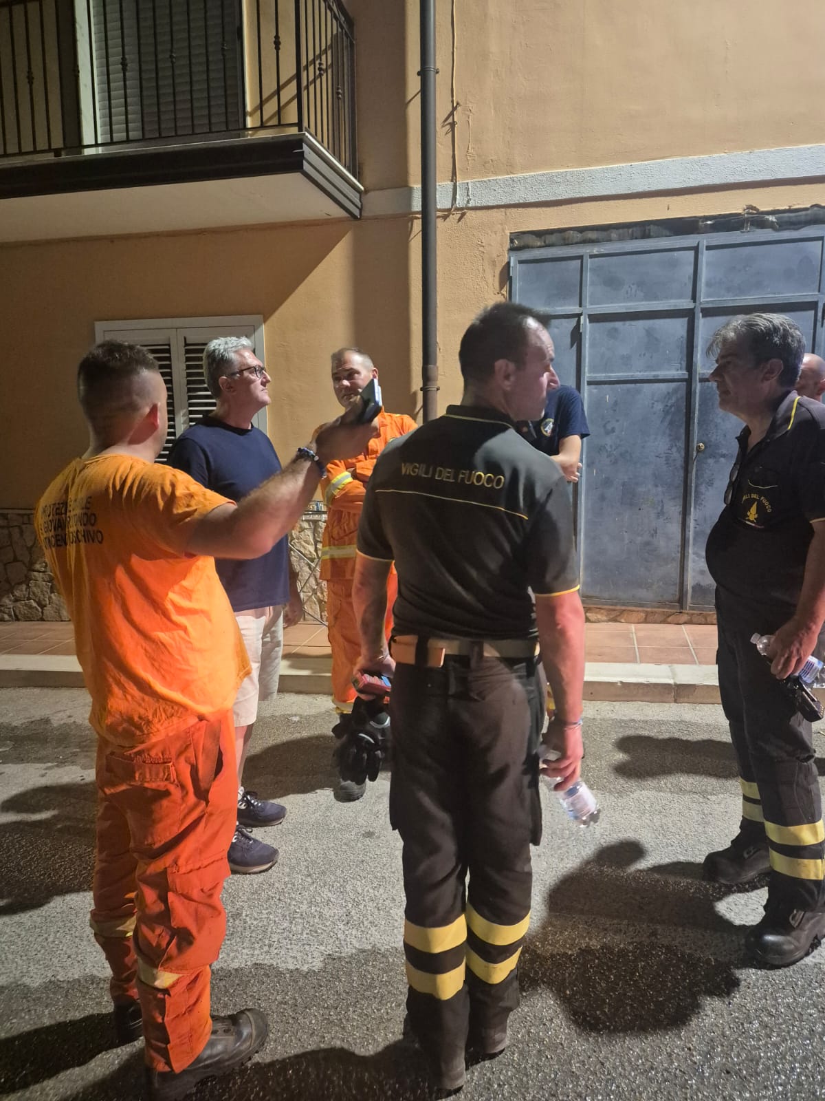 Galleria foto 'Incendio nella notte a San Giovanni Rotondo, evacuate 140 persone: ora situazione sotto controllo' - foto 1