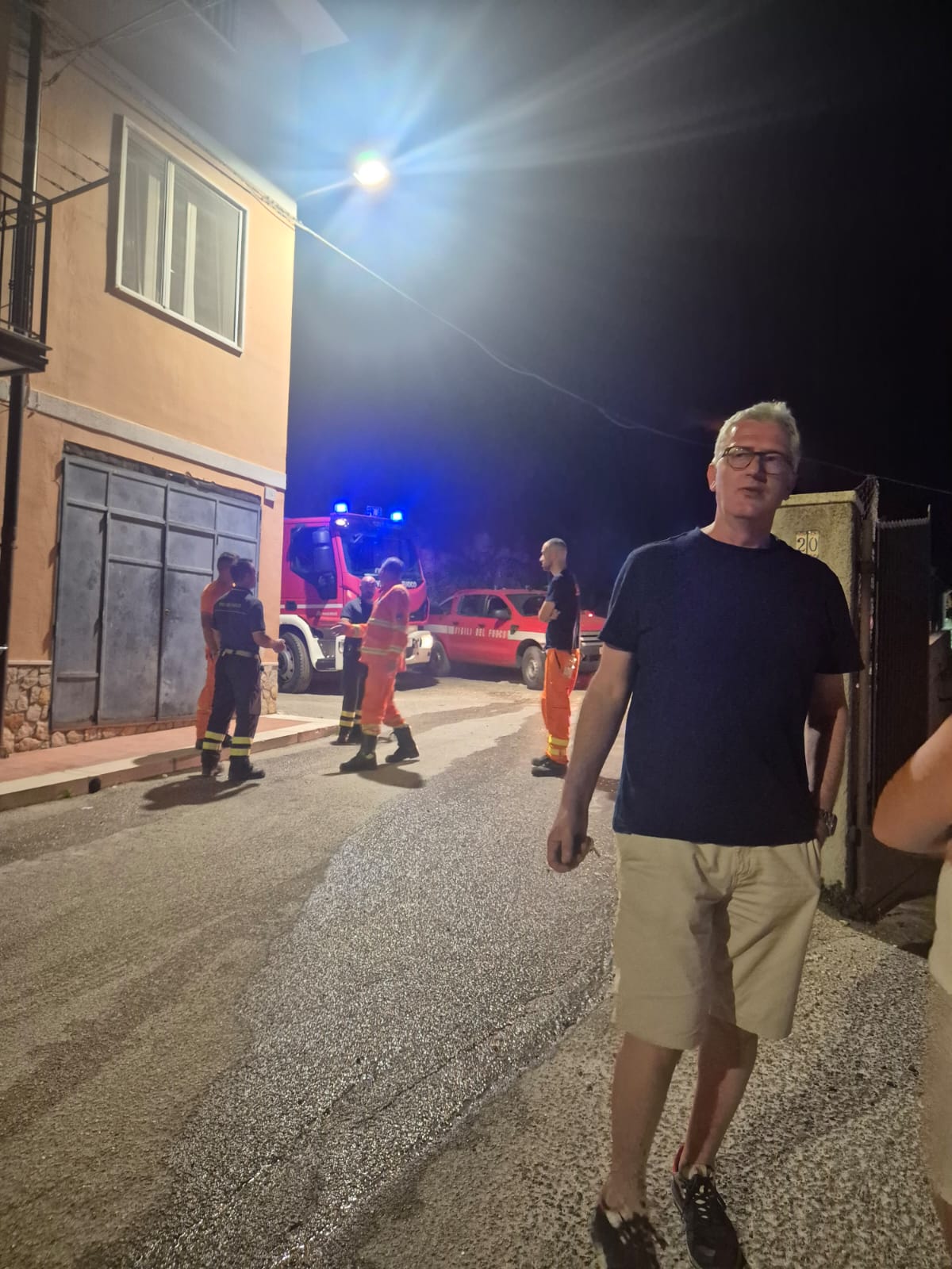 Galleria foto 'Incendio nella notte a San Giovanni Rotondo, evacuate 140 persone: ora situazione sotto controllo' - foto 2