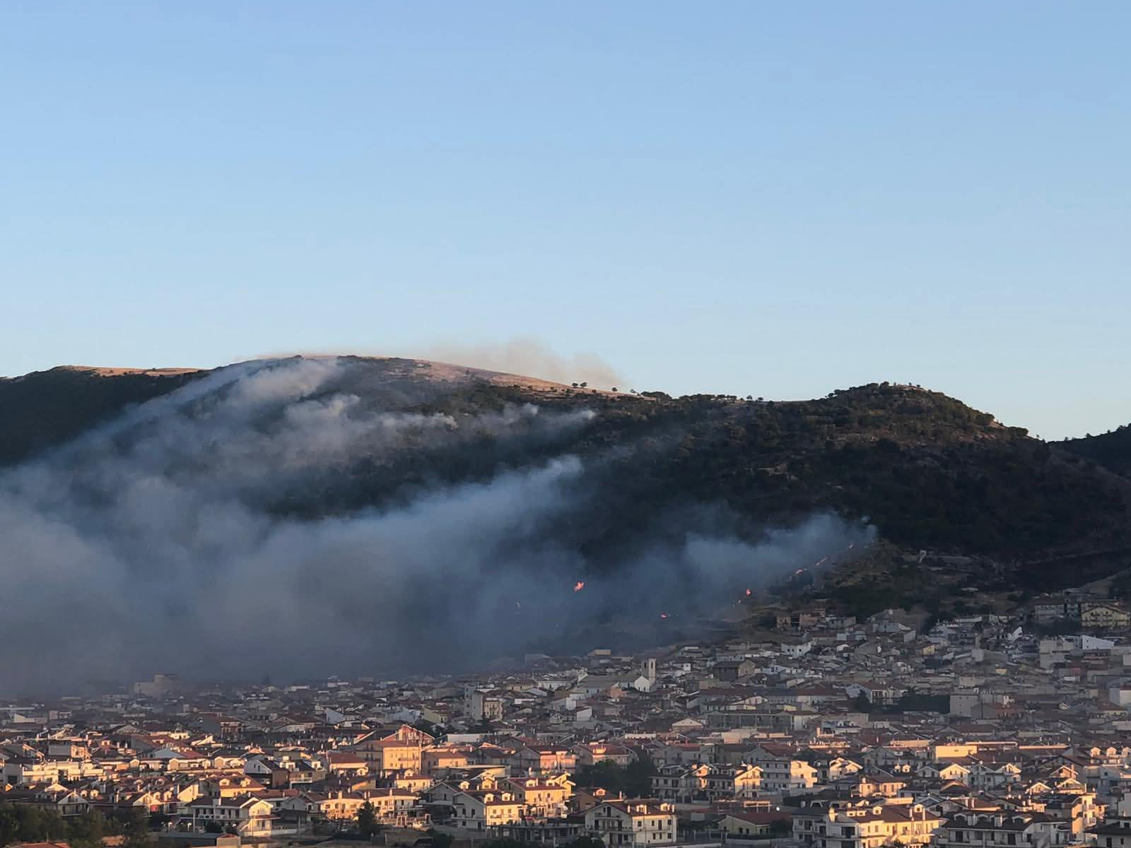 Galleria foto 'Emergenza incendi a San Giovanni Rotondo: evacuate 50 persone, roghi dolosi sotto controllo' - foto 1