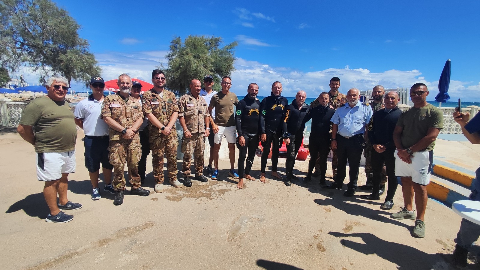 Galleria foto 'Operazione “Fondali e Mari Puliti” a Torre a Mare: Aeronautica Militare e istituzioni unite per l’ambiente – FOTO' - foto 2