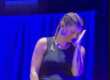 Alessandra Amoroso interrompe il concerto per i “calcetti” della figlia: «Mi ha dato una bella botta e ho perso il filo» – VIDEO
