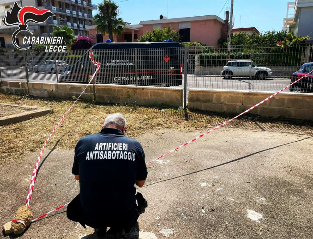 Galleria foto 'Gallipoli, trovata una bomba carta nel cortile di una scuola: intervengono gli artificieri' - foto 1