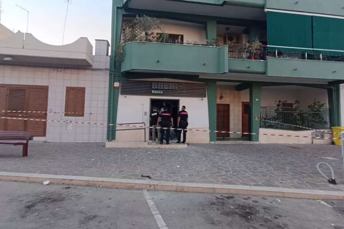 Galleria foto 'Stornarella, assalto al bancomat all’alba: danni alla filiale della Bper ma banditi in fuga a mani vuote – VIDEO' - foto 1