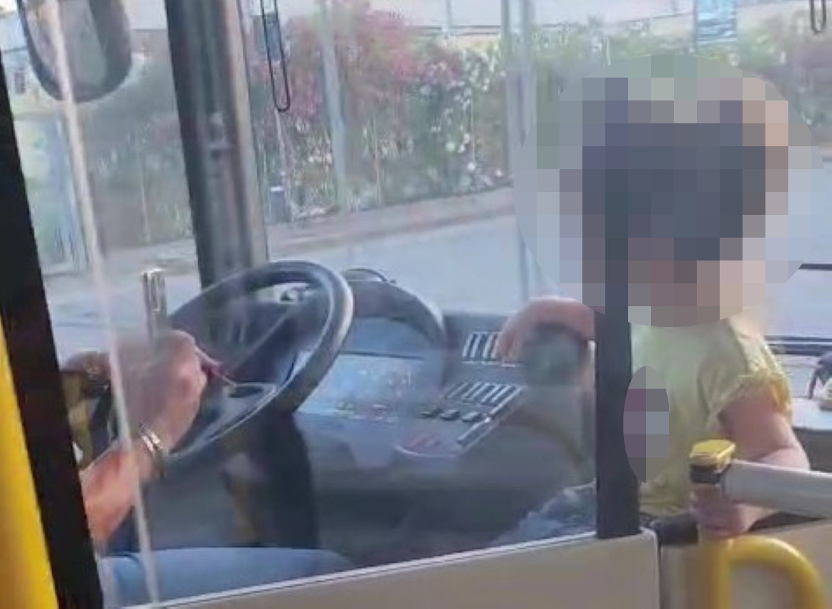 Galleria foto 'Brindisi, guida il bus riprende la figlia col cellulare: succede su un mezzo della Stp – VIDEO' - foto 1