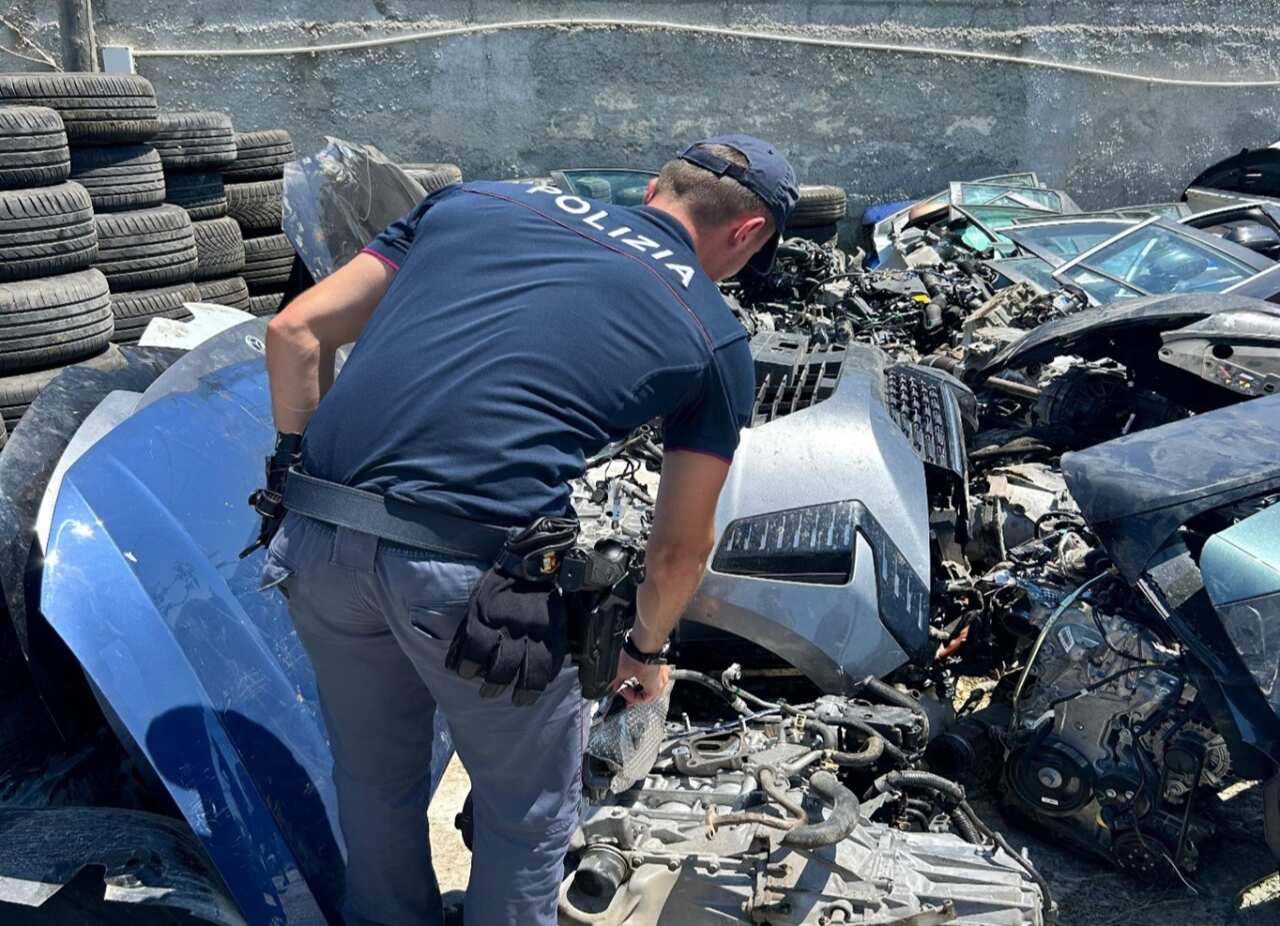 Auto cannibalizzate, denunciati due 20enni cerignolani: incastrati dal gps di una vettura rubata Auto cannibalizzate, denunciati due 20enni cerignolani: incastrati dal gps di una vettura rubata