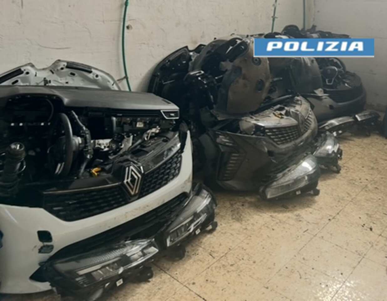 Auto cannibalizzate, denunciati due 20enni cerignolani: incastrati dal gps di una vettura rubata Auto cannibalizzate, denunciati due 20enni cerignolani: incastrati dal gps di una vettura rubata