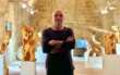 L’artista tedesco Farner ha scelto la Puglia: «Regalo una nuova vita ai tronchi rinsecchiti dalla Xylella» – L’INTERVISTA