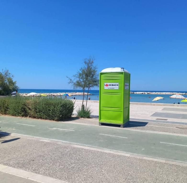 Bari, via all’installazione di 33 bagni chimici nelle spiagge libere da Santo Spirito a Torre a Mare – FOTO