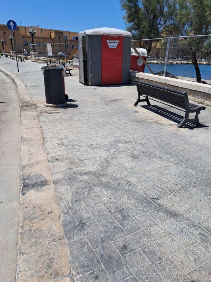Bari, via all’installazione di 33 bagni chimici nelle spiagge libere da Santo Spirito a Torre a Mare – FOTO