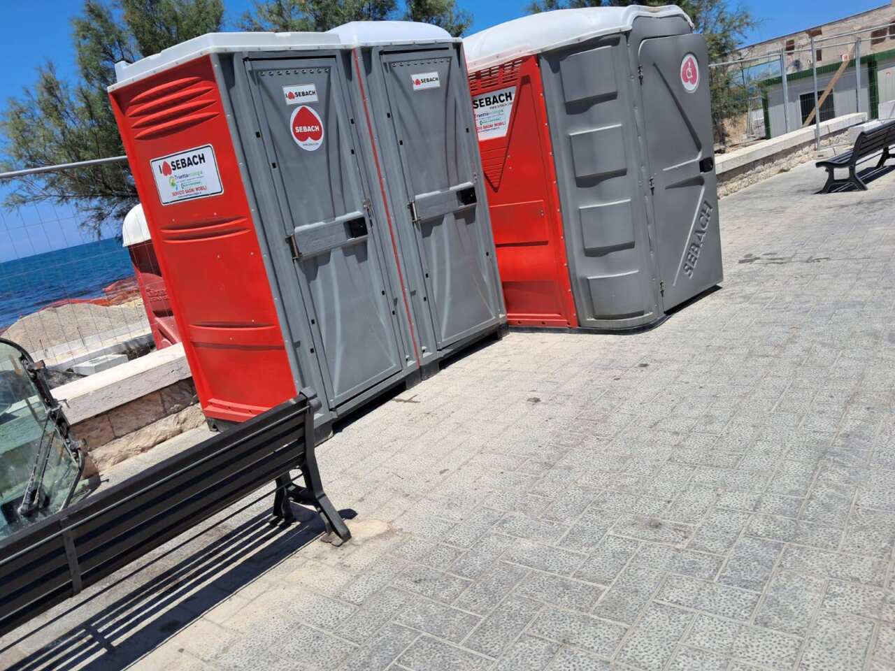 Bari, via all’installazione di 33 bagni chimici nelle spiagge libere da Santo Spirito a Torre a Mare – FOTO