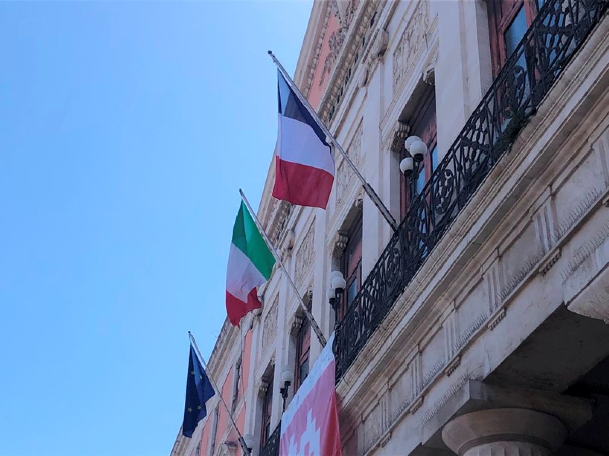 Bari, per il 14 luglio a palazzo di Città sventola la bandiera francese Bari, per il 14 luglio a palazzo di Città sventola la bandiera francese