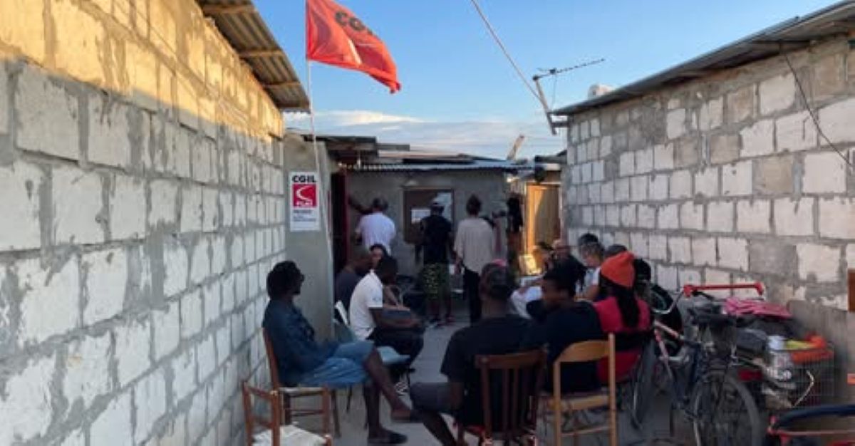 Borgo Mezzanone, migranti a 40 gradi e senza servizi igienici: «Nelle baracche si soffoca» Borgo Mezzanone, migranti a 40 gradi e senza servizi igienici: «Nelle baracche si soffoca»