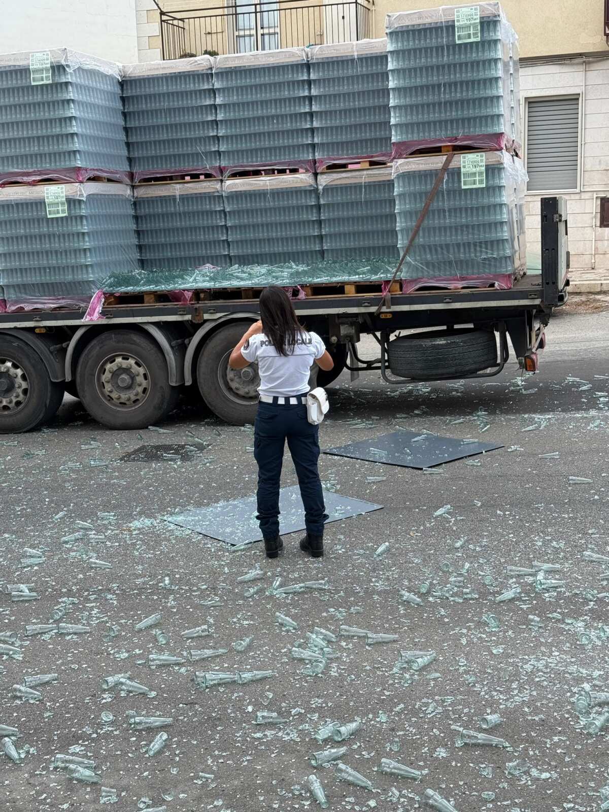 Galleria foto 'Putignano, un camion perde il carico di bottiglie di vetro: strada chiusa al traffico per oltre tre ore – FOTO' - foto 1