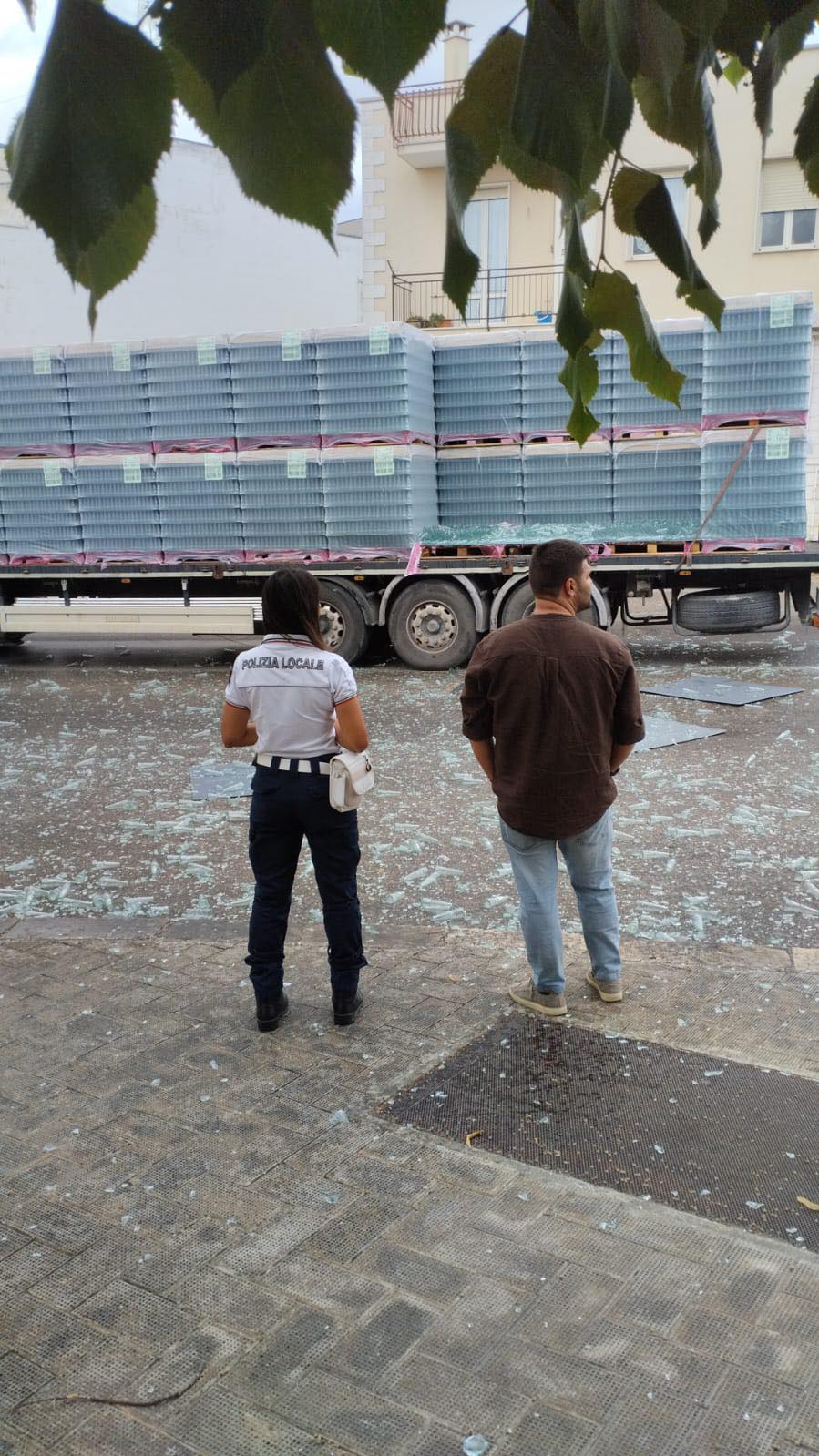 Galleria foto 'Putignano, un camion perde il carico di bottiglie di vetro: strada chiusa al traffico per oltre tre ore – FOTO' - foto 2