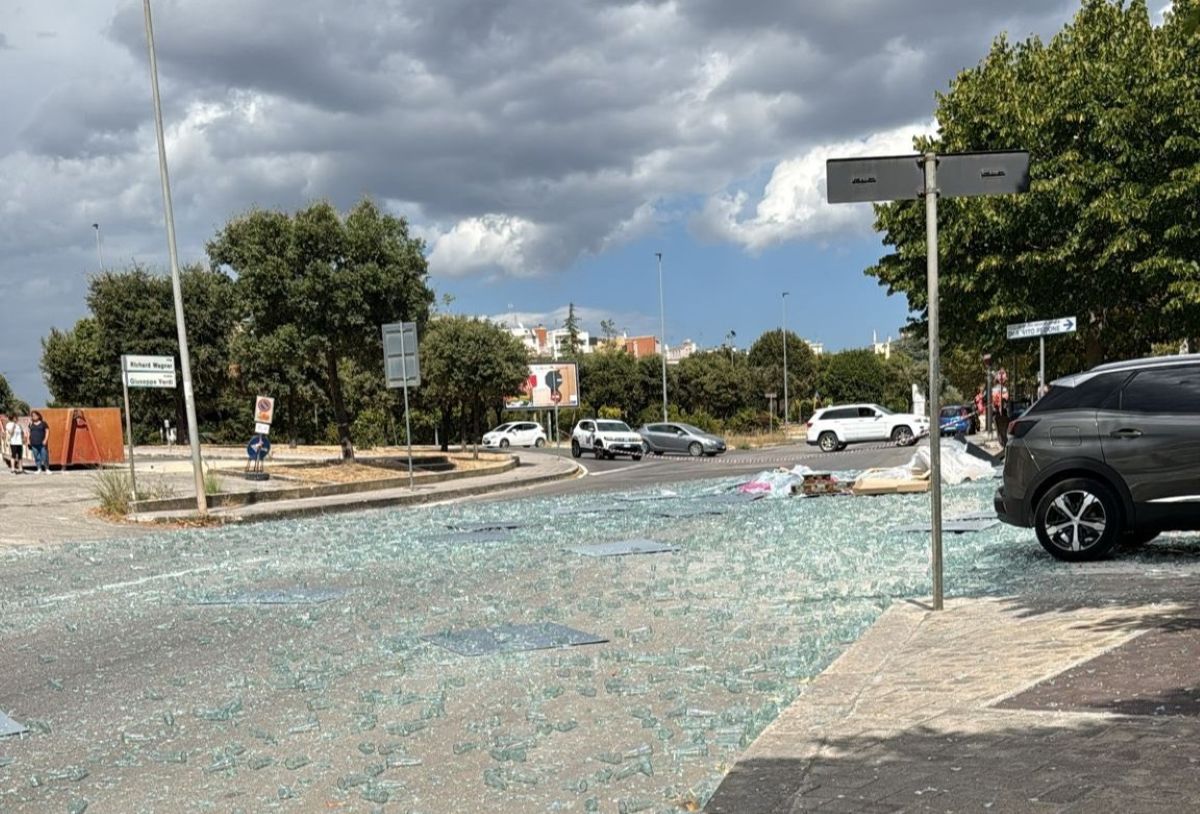 Galleria foto 'Putignano, un camion perde il carico di bottiglie di vetro: strada chiusa al traffico per oltre tre ore – FOTO' - foto 3