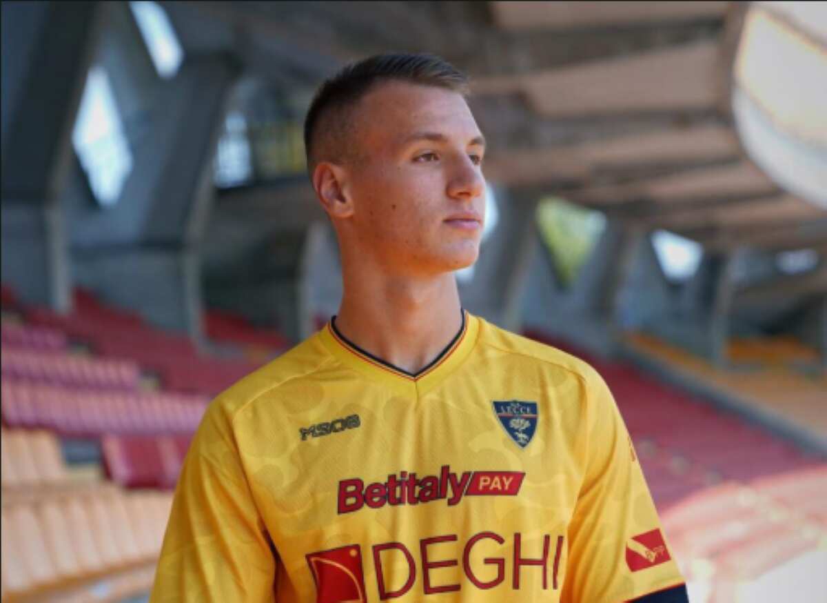 Lecce, il baby talento saluta il Milan: il classe 2008 Francesco Camarda è ufficialmente giallorosso Lecce, il baby talento saluta il Milan: il classe 2008 Francesco Camarda è ufficialmente giallorosso