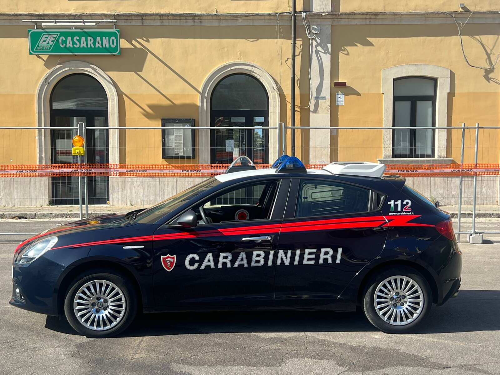 Galleria foto 'Crea scompiglio sul treno Gallipoli-Casarano e aggredisce i carabinieri: arrestato un 28enne' - foto 1