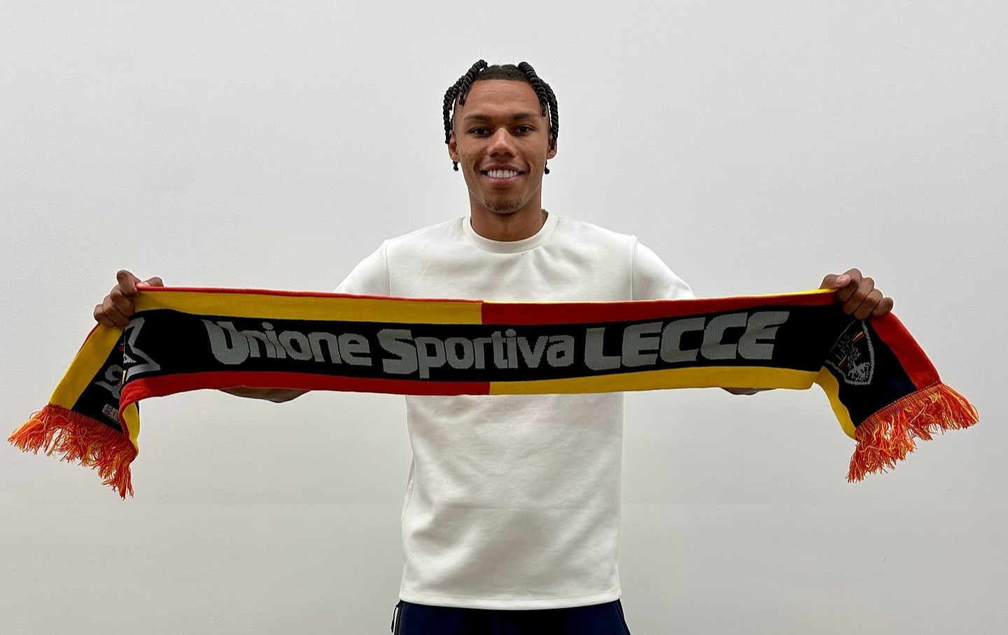 Galleria foto 'Serie A, il Lecce ufficializza Ndaba: l’esterno difensivo arriva a titolo definitivo dal Kilmarnock' - foto 1