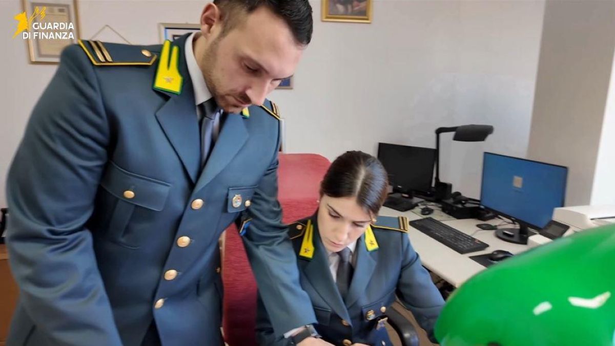 Brindisi, estorsioni ai lavoratori: confiscati beni per 3,5 milioni a una coppia di ex imprenditori Brindisi, estorsioni ai lavoratori: confiscati beni per 3,5 milioni a una coppia di ex imprenditori