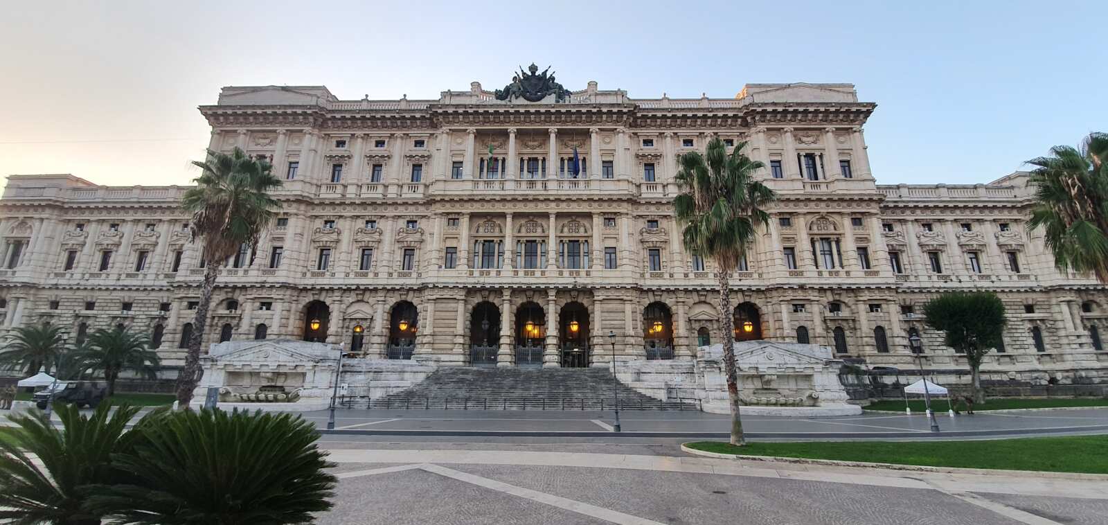 Galleria foto 'La Consulta dichiara illegittimo il tetto fisso ai compensi dei dipendenti pubblici' - foto 1