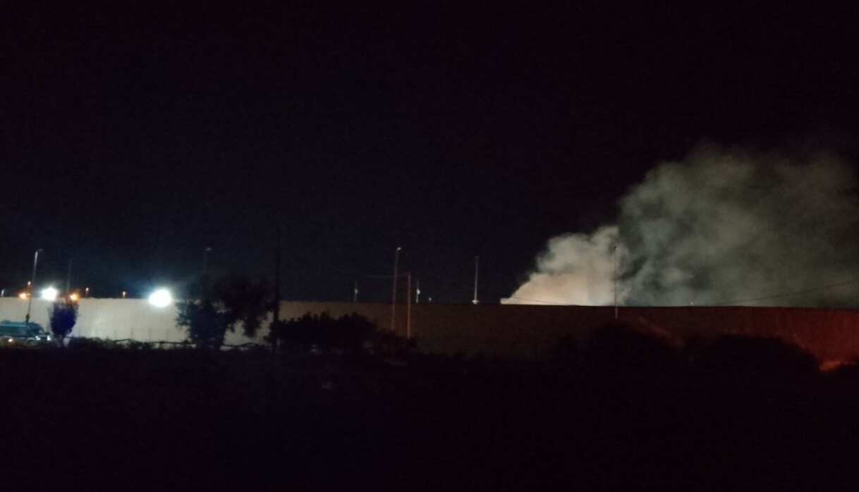Galleria foto 'Caos al Cpr di Bari, proteste e principi di incendio. Gli attivisti denunciano: «Condizioni disumane»' - foto 1